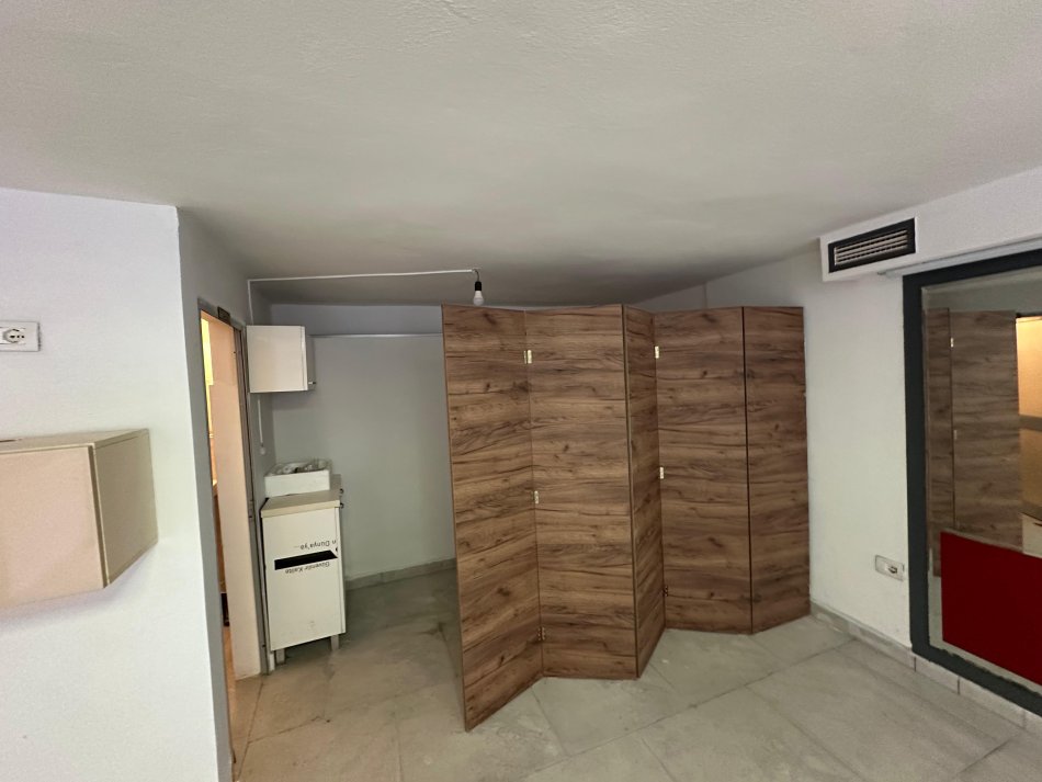 Tirane, jepet me qera ambjent biznesi Kati 0, 30 m² 300 € (ISH EKSPOZITA)