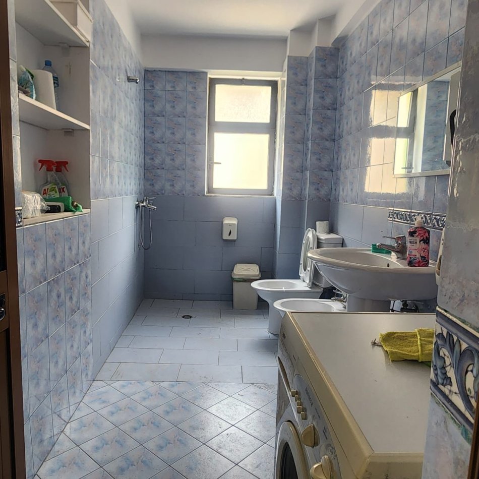 Tirane, jepet me qera zyre Kati 2, 120 m² 800 € (Ish Parku Autobuzave)