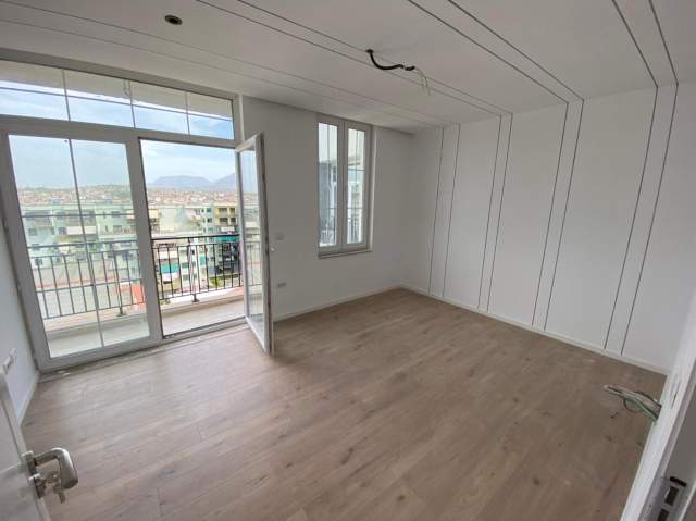 Tirane, jepet me qera ambjent biznesi Kati 7, 640 m² 3.000 Euro