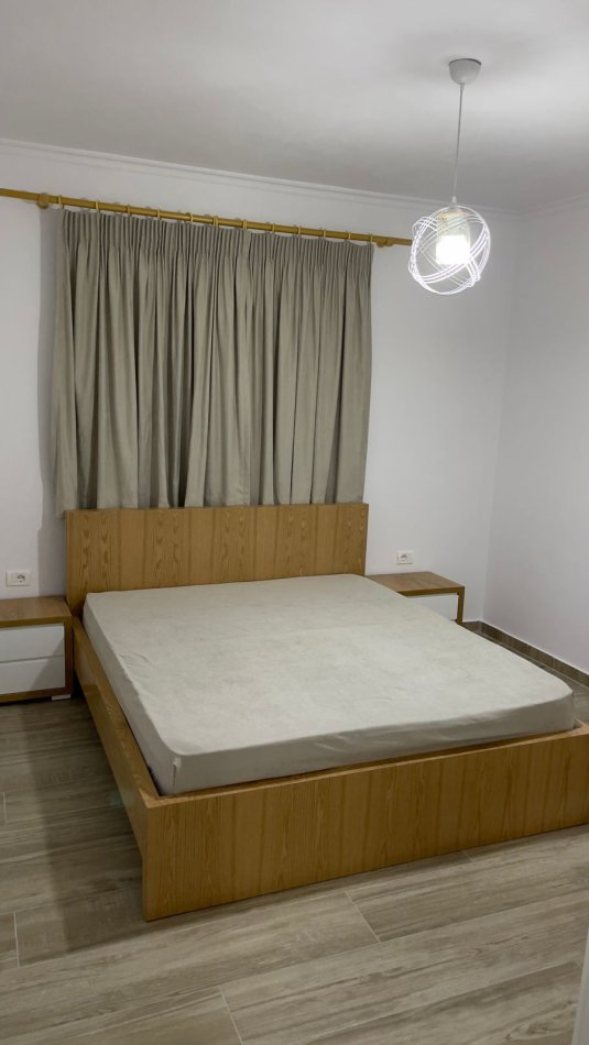 Tirane, jepet me qera apartament 1+1+Ballkon Kati 1, 65 m² 450 € (rruga e Kavajes)