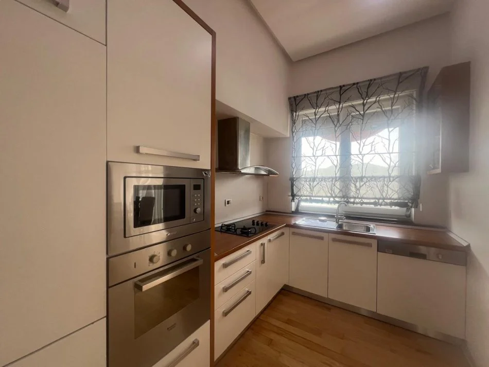 Tirane, jepet me qera apartament 3+1+Ballkon Kati 7, 180 m² 2,100 € (Liqeni)
