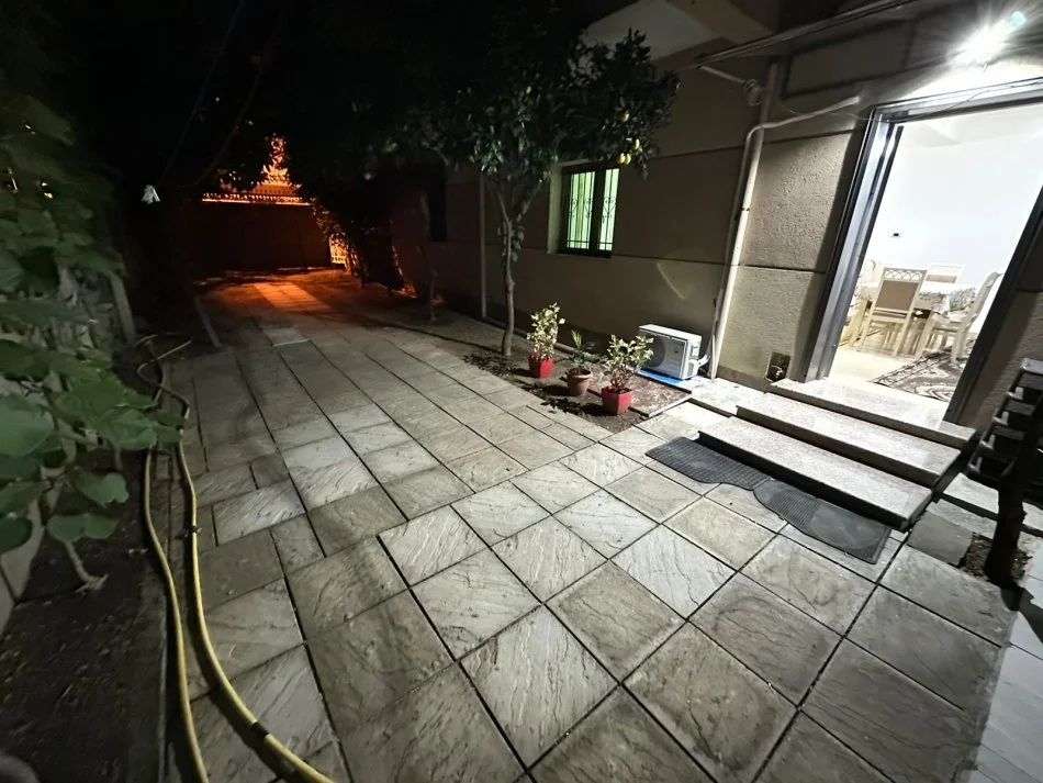 Tirane, jepet me qera shtepi 2+1+parkim Kati 1, 140 m² 480 € (5 Maji , Shkolla Kico Blushi)