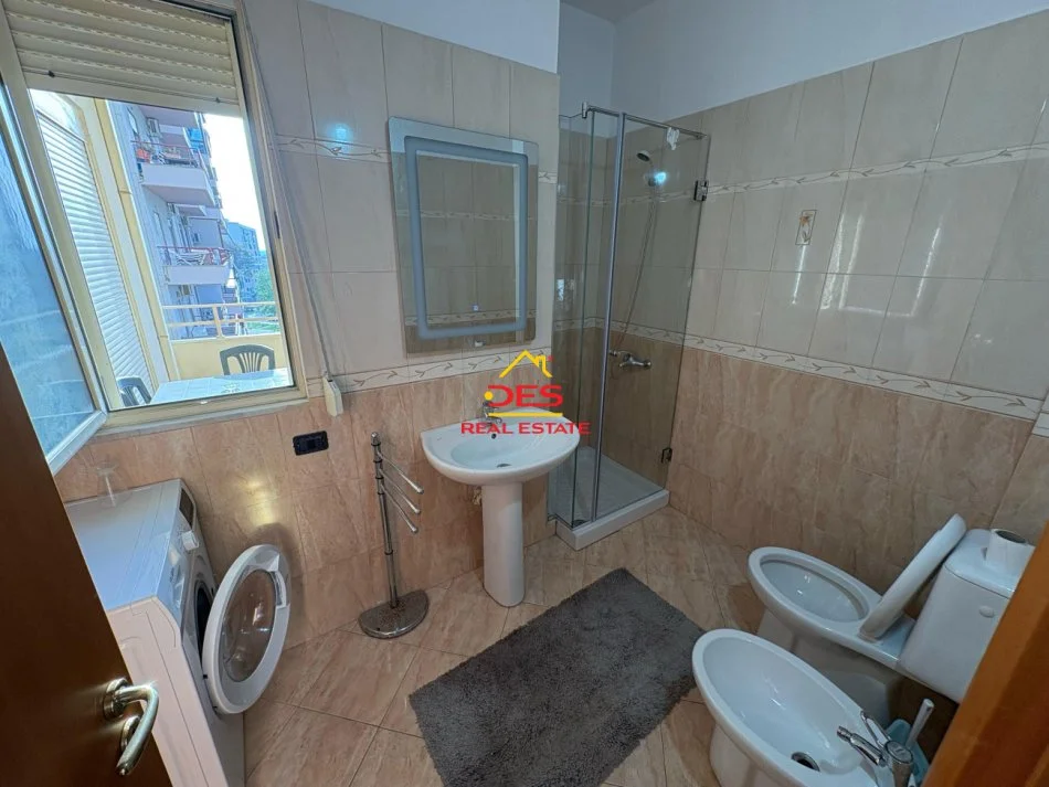 Vlore, jepet me qera apartament 2+1+Ballkon Kati 5, 110 m² 400 € (Rr 7 Nëntori)
