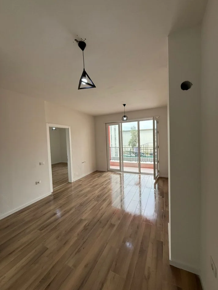 Tirane, jepet me qera apartament 1+1+Ballkon Kati 1, 58 m² 430 € (Univers City)