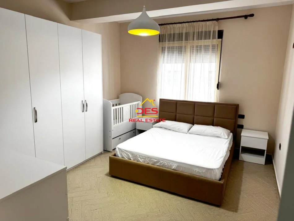 Vlore, jepet me qera apartament 2+1+Ballkon Kati 5, 90 m² 500 € (Rruga Gjergj Arianiti)