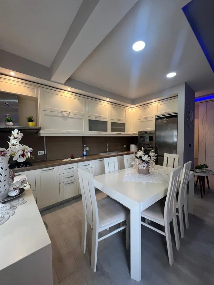 Durres, jepet me qera apartament 3+1+Ballkon Kati 5, 100 m² 550 € 