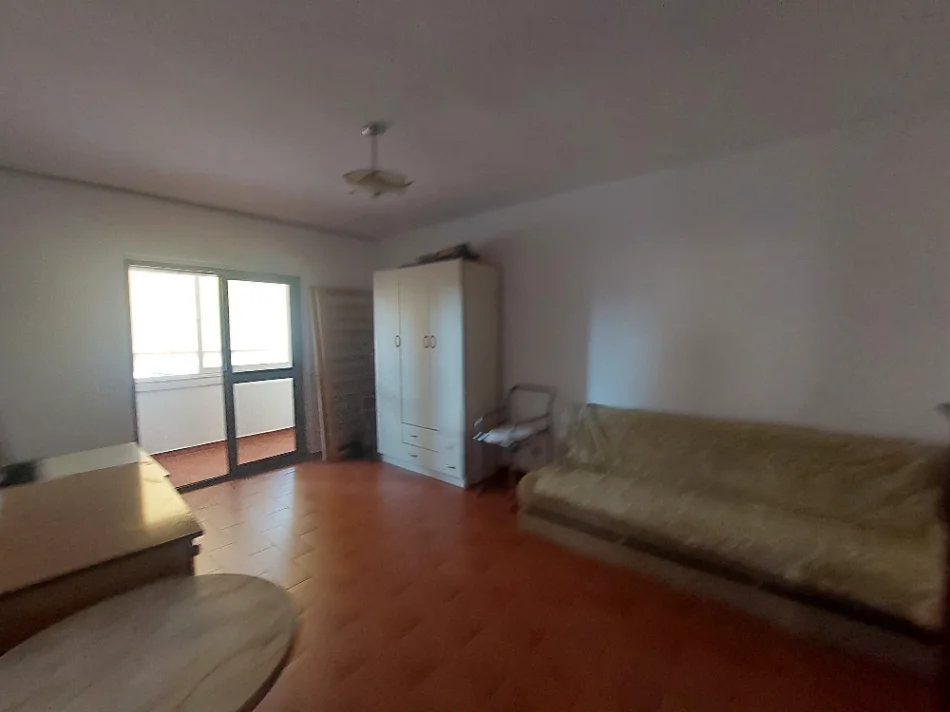 Tirane, jepet me qera apartament 3+1 Kati 4, 140 m² 550 € (Rruga Barrikadave)