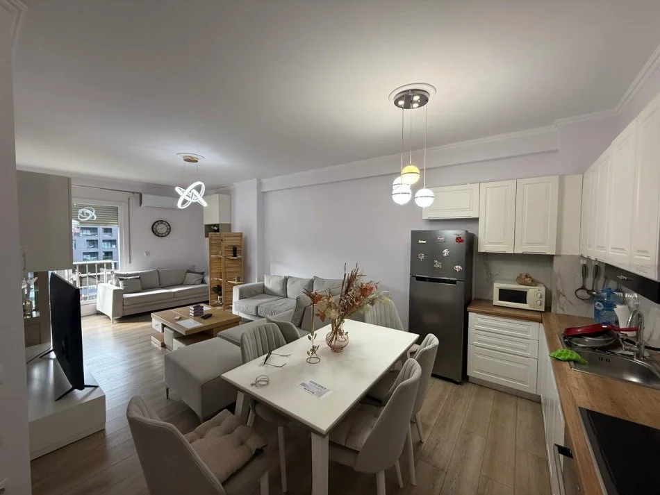 Tirane, jepet me qera apartament 1+1+Ballkon Kati 3, 80 m² 620 € (Liqeni i Tiranes, Lake View)