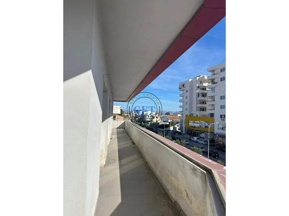 Durres, jap me qera ambjent biznesi Kati 3, 2.000 m² 2.800 € (shkozet)