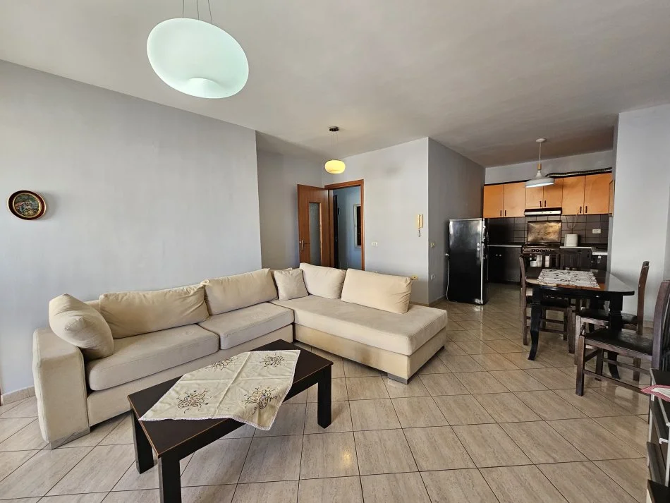 Tirane, jepet me qera 1+1 , 540 € 