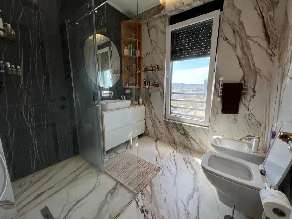 Tirane, shitet apartament 3+1+Ballkon Kati 10, 144 m² 365.000 € (Optika Roma)