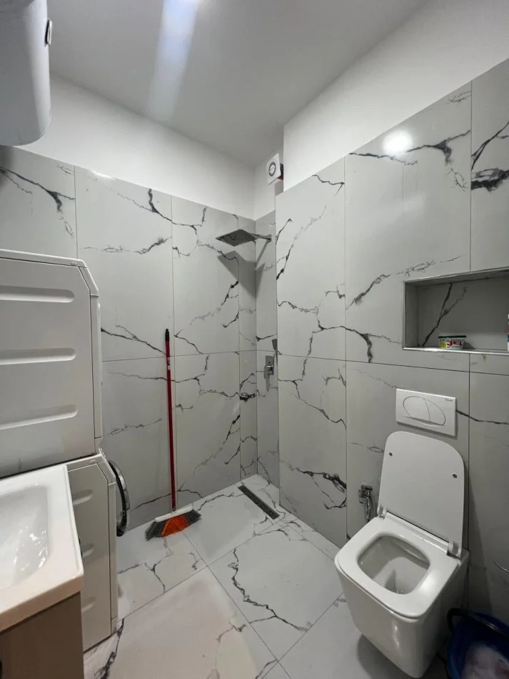 Jepet me qera garsonier prane Qendres te Rr.Barrikadave  550 €