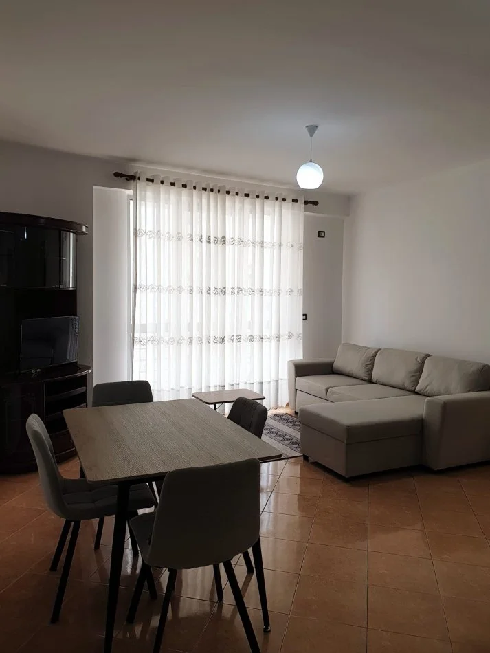 Tirane, jepet  me qera apartament 2+1+Ballkon Kati 4, 100 m² 400 € (Thoma Koxhaj)