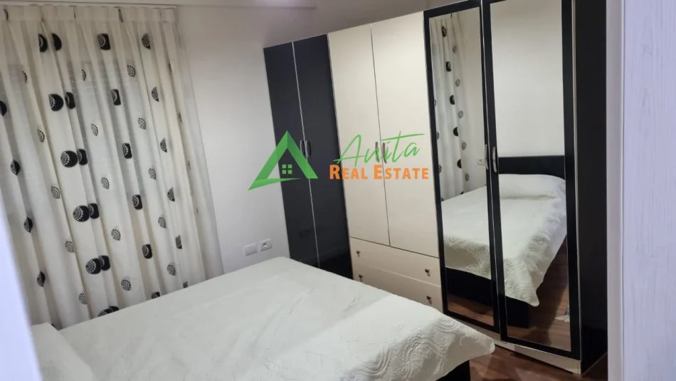 Tirane, jepet me qera apartament 1+1+Ballkon Kati 3, 65 m² 750 € (Komuna e Parisit)