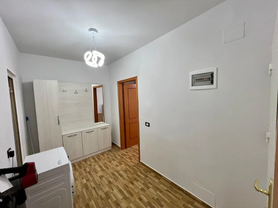 Tirane, jepet me qera apartament 1+1+Ballkon Kati 3, 70 m² 400 € (Allias)