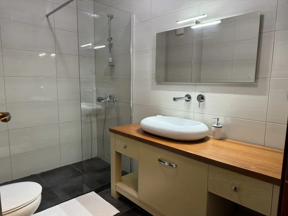 Tirane, jepet me qera apartament 2+1+Ballkon Kati 3, 113 m² 900 € (Komuna e Parisit)