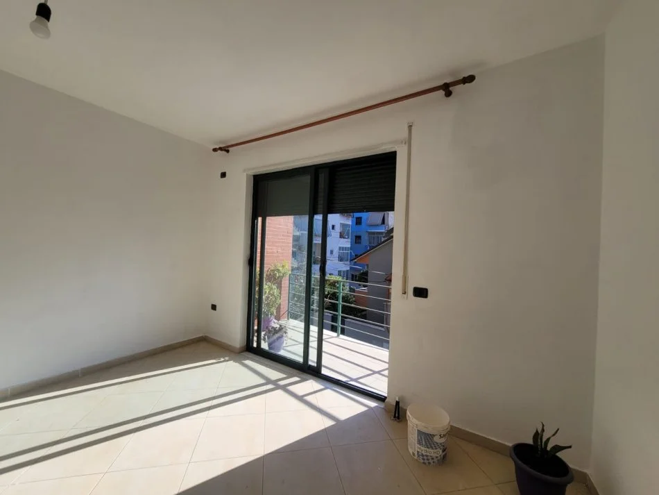 Tirane, jepet me qera apartament 3+1+Ballkon Kati 2, 118 m² 400 € 