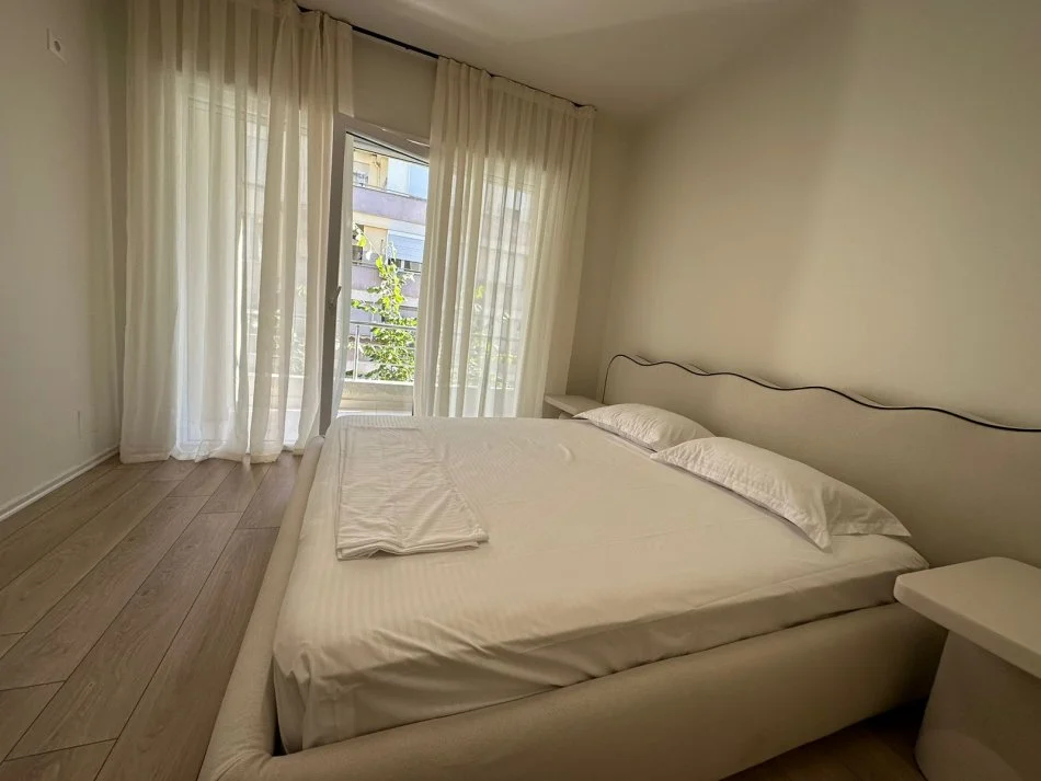 Tirane, jepet me qera apartament 2+1+Ballkon Kati 3, 95 m² 1.100 € (Pavaroti, Kopshti Zoologjik)