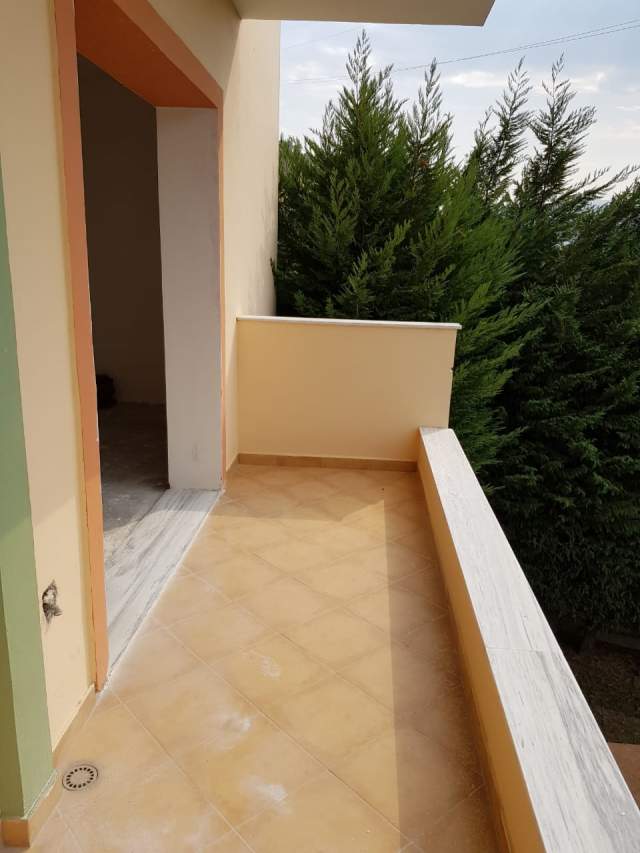 Elbasan, jepet me qera apartament 3+1, 206 m² 10.000 Leke