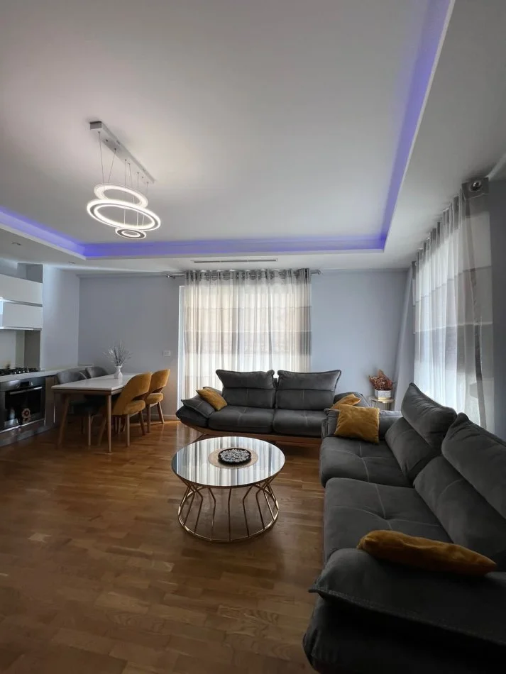 Tirane, jepet me qera apartament 2+1+Ballkon Kati 4, 99 m² 750 € (21 dhjetori)