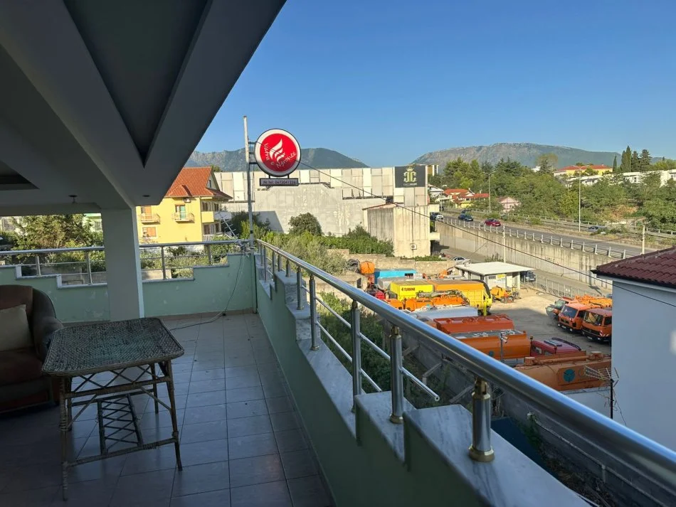 Tirane, jepet me qera Vile 3 Katshe Kati 0, 1.600 m² 2.500 € (SAUK)