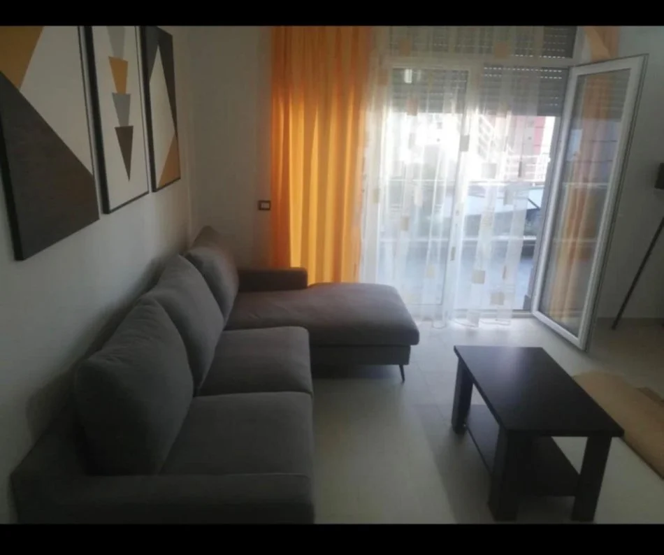 Tirane, jepet me qera apartament 1+1+Ballkon Kati 1, 78 m² 450 € (Kopshti Botanik)