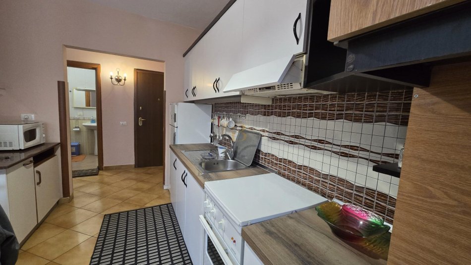 Tirane, jepet me qera apartament 2+1+Ballkon Kati 3, 100 m² 550 € 