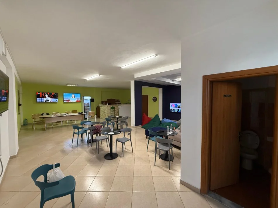 Tirane, jepet me qera ambjent biznesi Kati 0, 2.00 m² 2.000 € (rruga bill klinton)