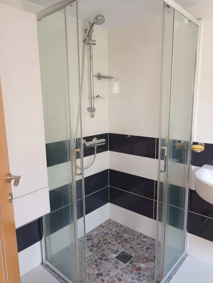 Tirane, shitet apartament 3+1+Ballkon Kati 2, 150 m² 140.000 € (shkoze)