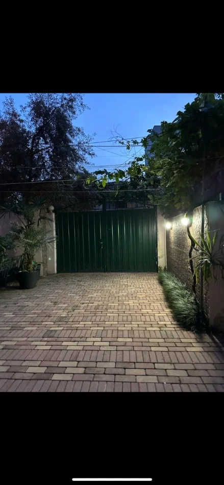 Tirane, jap me qera apartament ,Kati 1, 160 m² 650 € (Pazari i ri)