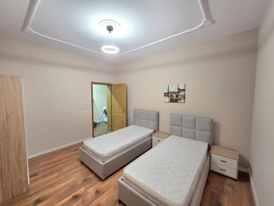 Tirane, jepet me qera apartament 3+1+Aneks+Ballkon Kati 2, 168 m² 800 € 