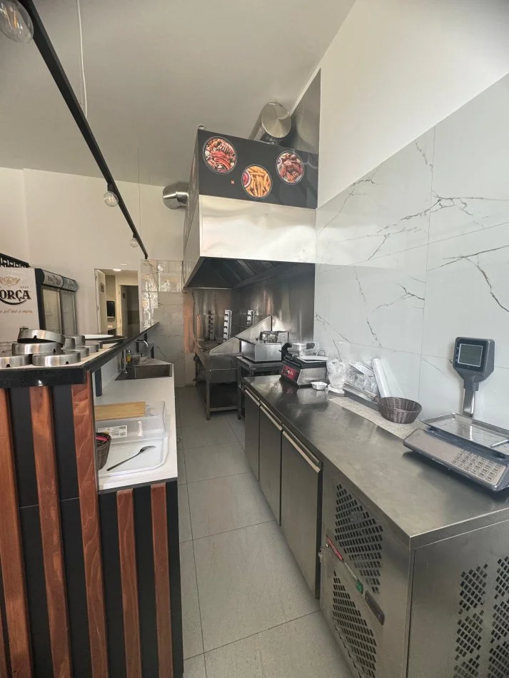 Tirane, jepet me qera ambjent biznesi Kati 0, 80 m² 1.500 € (Oxhaku)