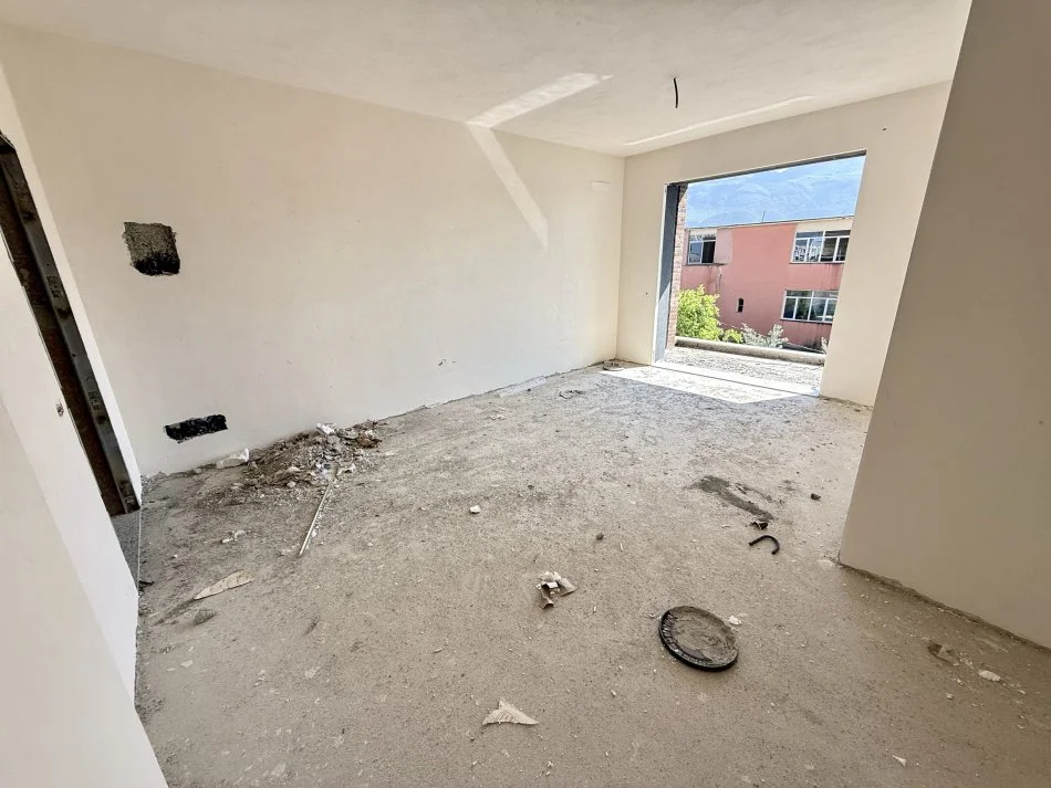 Tirane, shitet apartament 2+1Me 2 Tualete Dhe Ballkon , 93 m² 150.000 € (Rruga 5-Maji)