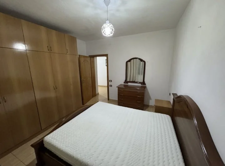 Tirane, jepet me qera apartament 2+1+Ballkon Kati 2, 125 m² 450 € (Xhamllik)