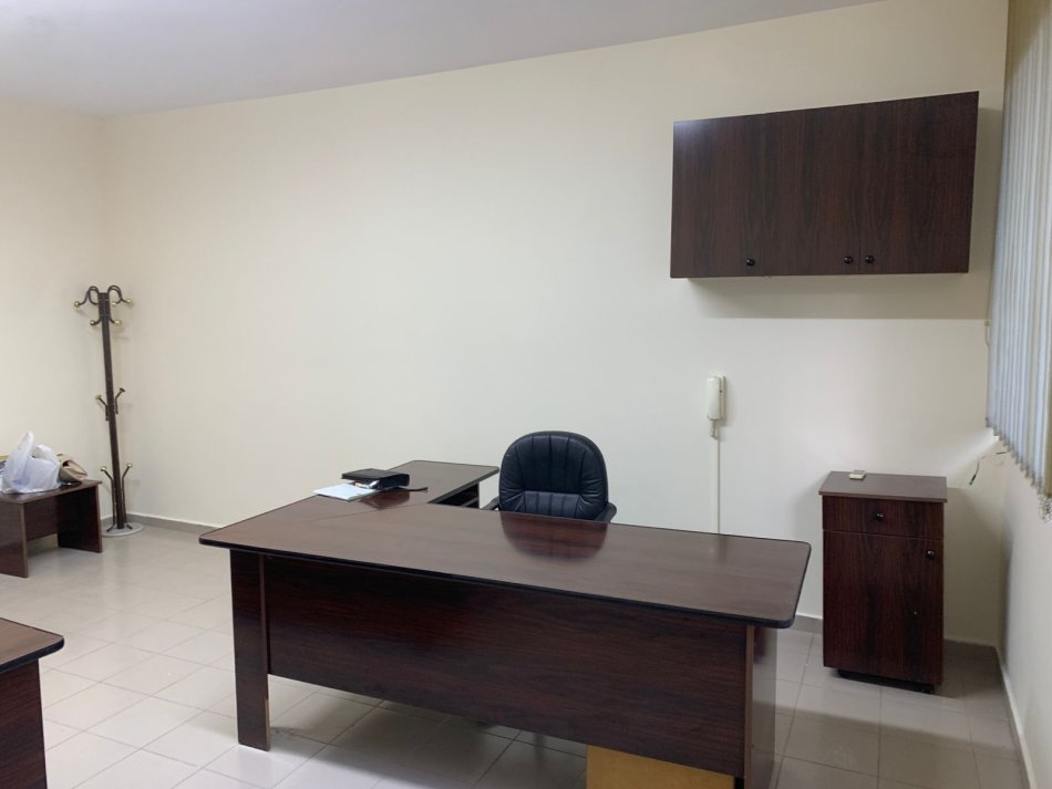 Tirane, jepet me qera ambjent biznesi Kati 1, 30 m² 450 € (Ish ekspozita)