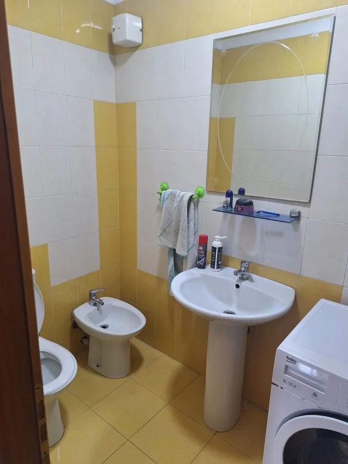 Tirane, jepet me qera apartament 2+1+Ballkon Kati 9, 120 m² 550 € (Bulevardi Zogu I)