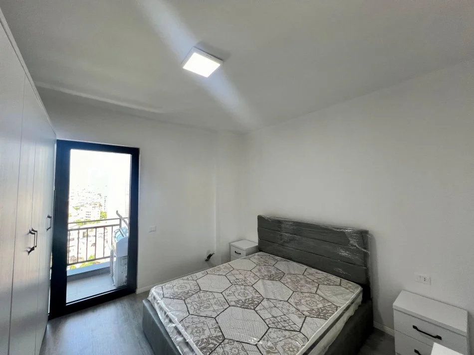 Tirane, jepet me qera 1+1 Kati 10, 75 m² 500 € (rruga e dibres)