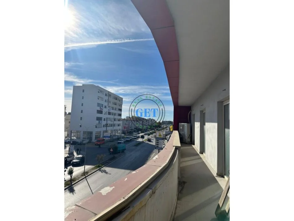 Durres, jap me qera ambjent biznesi Kati 3, 2.000 m² 2.800 € (shkozet)