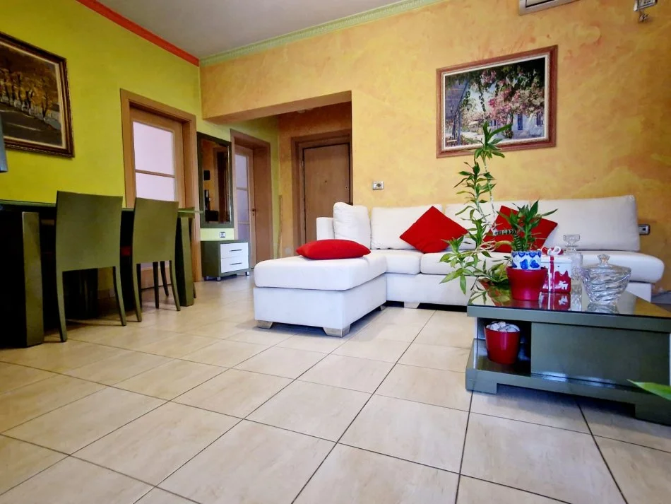 Tirane, jepet me qera apartament 2+1 Kati 4, 85 m² 500 € (stacioni trenit)