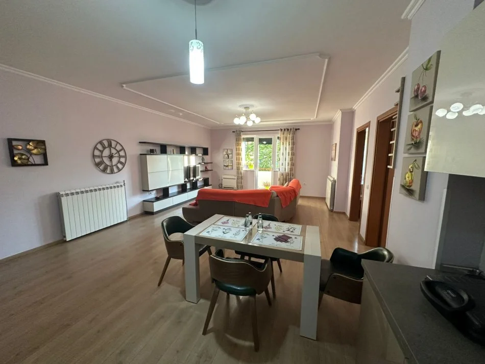 Tirane, jepet me qera apartament 2+1+Ballkon Kati 1, 117 m² 650 € (ptoptani)