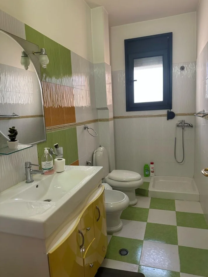 Vlore, jepet me qera apartament 2+1+Ballkon Kati 3, 117 m² 500 € (Perball me kopshtin Binjaket, Kali i Trojes, Vlore) rv46736