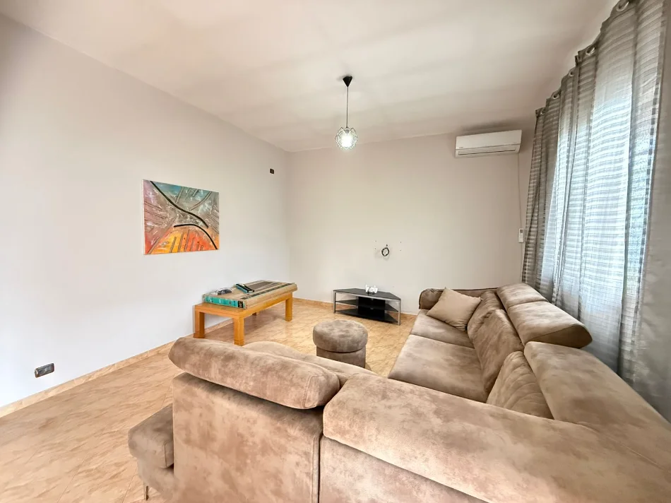 Tirane, jepet me qera shtepi 2+1 Kati 1, 99 m² 400 € (Rrugën “Ferhat Draga” , laprake)