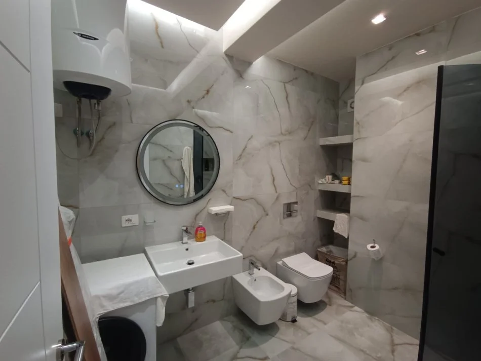 Tirane, jepet me qera apartament 2+1+Ballkon Kati 4, 99 m² 750 € (21 dhjetori)