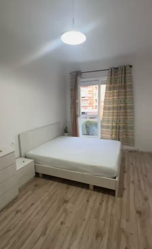 Tirane, jepet me qera apartament 2+1+Ballkon Kati 2, 100 m² 600 € 