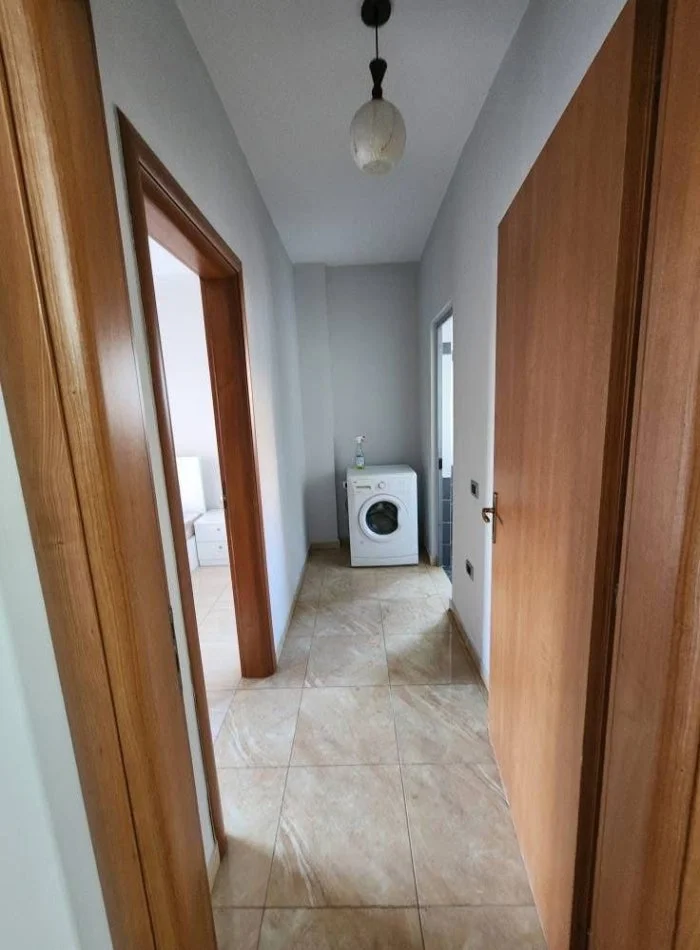 Tirane, jepet me qera apartament 1+1+Ballkon Kati 3, 77 m² 350 € (Foto Xhavella)