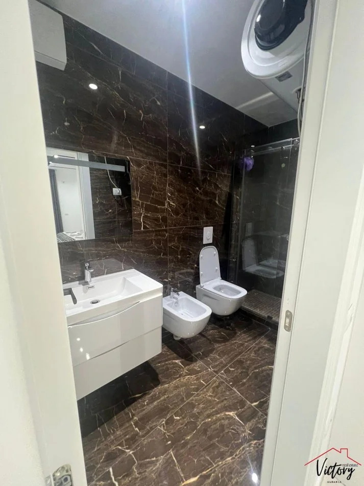 Tirane, jepet me qera apartament 2+1 Kati 4, 100 m² 750 € (Jordan Misja)