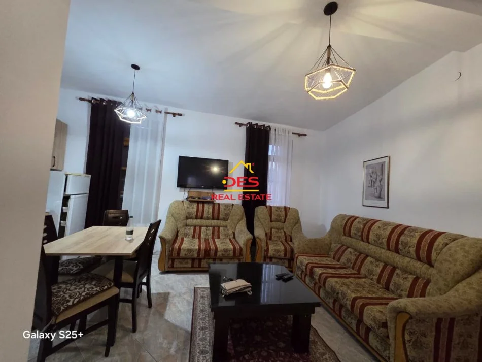 Vlore, jepet me qera apartament 1+1+Ballkon Kati 2, 70 m² 250 € (Rruga Demokracia)