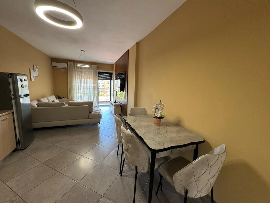 Tirane, jepet me qera apartament 1+1 Kati 5, 59 m² 600 € (Rezidenca Quartum)