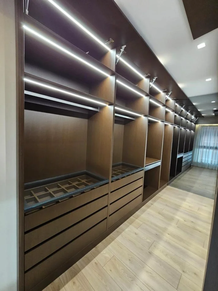 Tirane, jepet me qera apartament duplex 2+1+Ballkon , 1.500 € (Rruga e Kavajës)