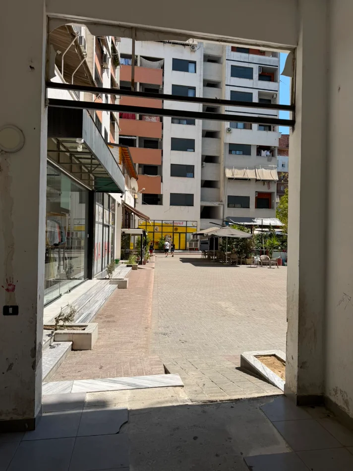 Tirane, jepet me qera dyqan Kati 0, 18 m² 250 € (Tom Plezha)